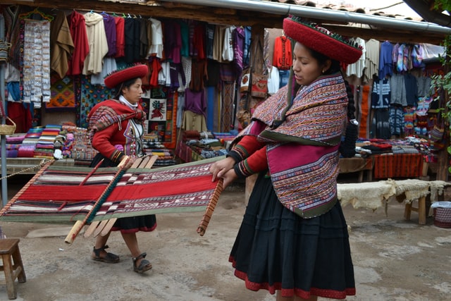 weaving Peru
